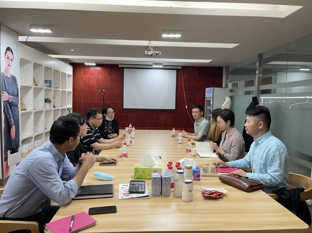 寧波大學(xué)服裝與服飾設(shè)計(jì)系老師一行蒞臨萌創(chuàng)空間調(diào)研交流
